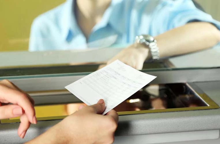 Χαμός σε τράπεζα στη Λάρισα – Μηνύσεις για δεσμευμένο από την εφορία λογαριασμό!